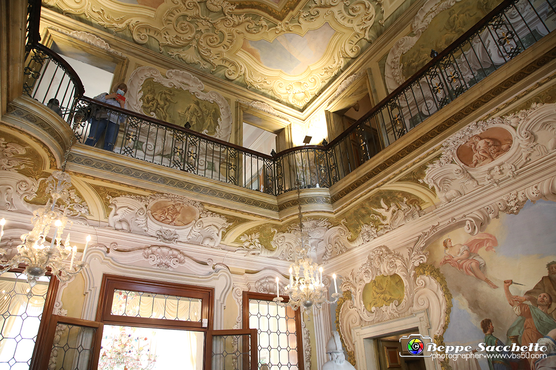VBS_6870 - Villa Widman - Mira (Venezia).jpg - VILLA WIDMANN Villa Seriman, Widmann Rezzonico, Foscari, Costanzo è una villa veneta di Mira, situata lungo la Riviera del Brenta. Villa settecentesca in stile Rococo. Dopo la parentesi napoleonica la villa passò ai Widmann Rezzonico (che, forse, già la abitavano pur non essendone i proprietari). Nel 1883 venne aggiudicata all'asta a Francesco Somazzi; alla sua morte, nel 1896, il figlio Carlo la vendette a Giovanni Guolo e questi, nel 1897, la affittò a Pietro Foscari ed Elisabetta Widmann Rezzonico (quest'ultima discendente dei vecchi proprietari), i quali poi la acquistarono nel 1901. Passata al loro figlio Ludovico Foscari Widmann Rezzonico nel 1946, nel 1970 fu comprata dall'industriale Settimo Costanzo che la sottopose a un importante restauro. 